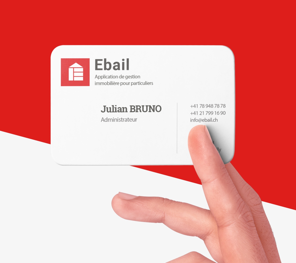 Carte de visite Ebail présentée par une main, affichant les coordonnées de Julian Bruno - Chiche communication