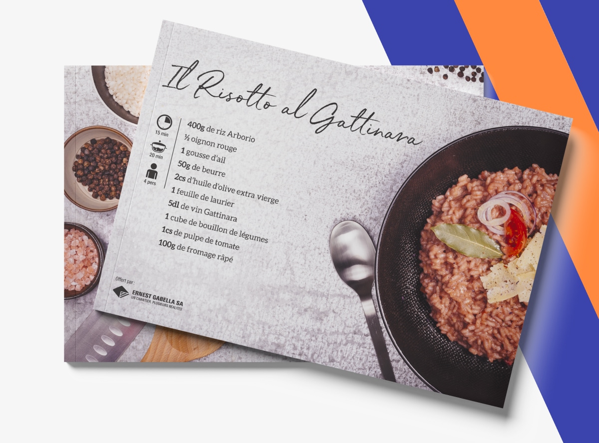Fiches imprimées de recette de risotto sur fond à rayures bleues et oranges - Chiche communication