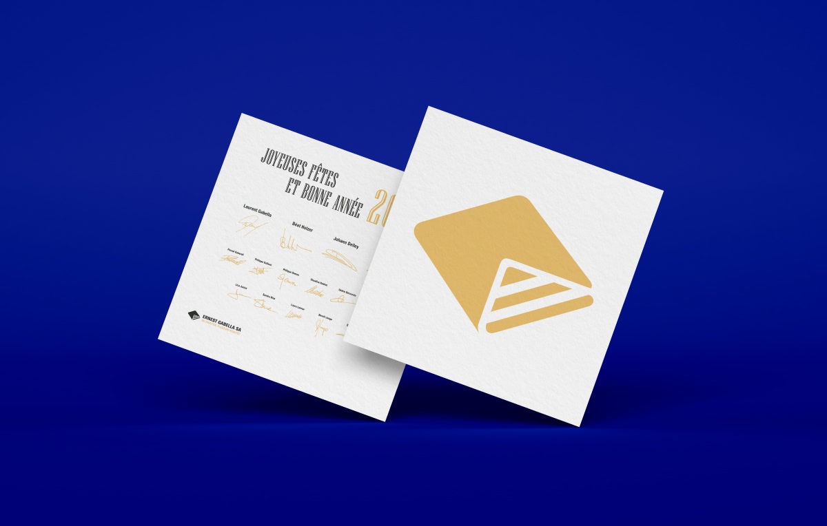 Cartes de visite carrées imprimées avec logo doré flottant sur fond bleu foncé - Chiche communication