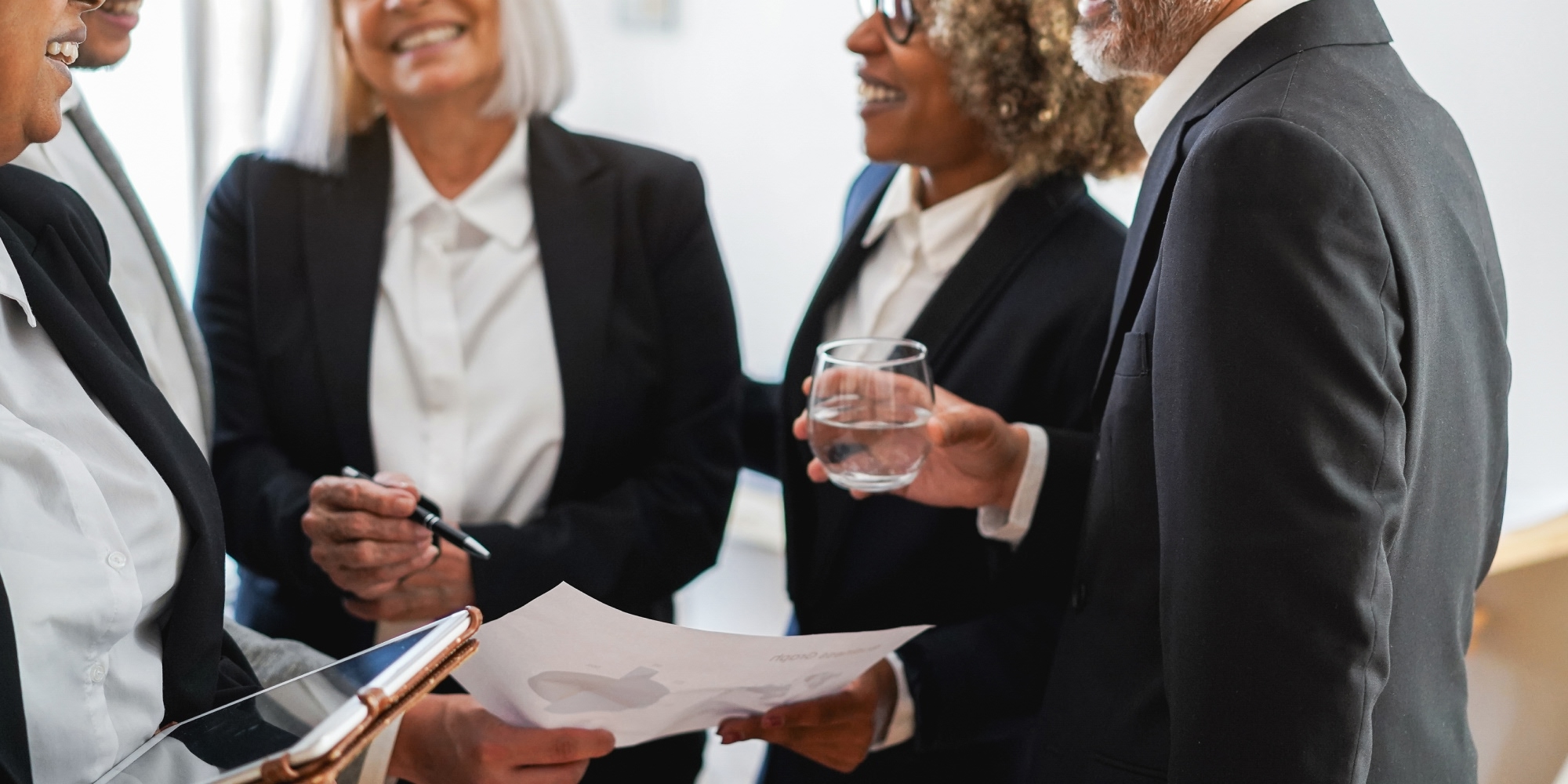 businessman en train de discuter - Chiche Communication