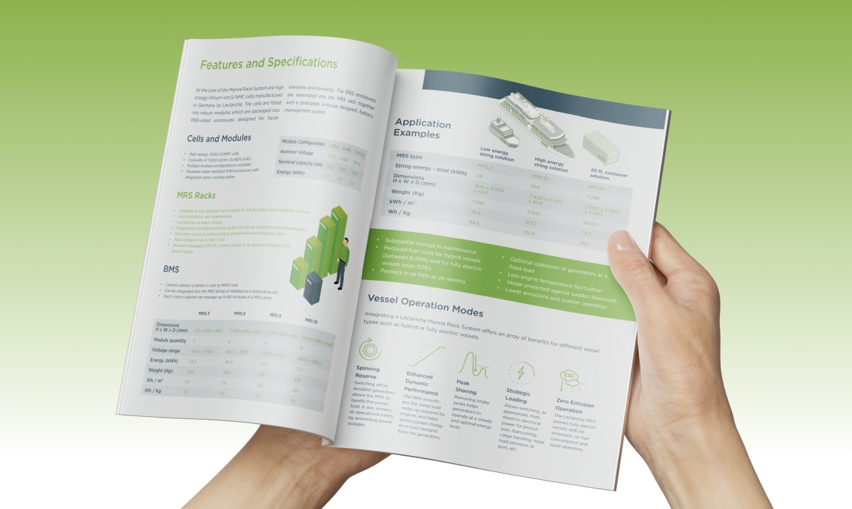 Mains tenant une brochure ouverte présentant des spécifications techniques - Chiche communication