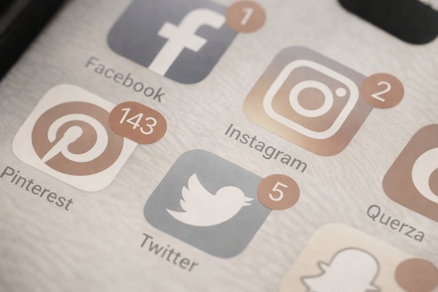 Icônes Facebook, Instagram, Pinterest et Twitter sur smartphone avec notifications, illustration des réseaux sociaux populaires