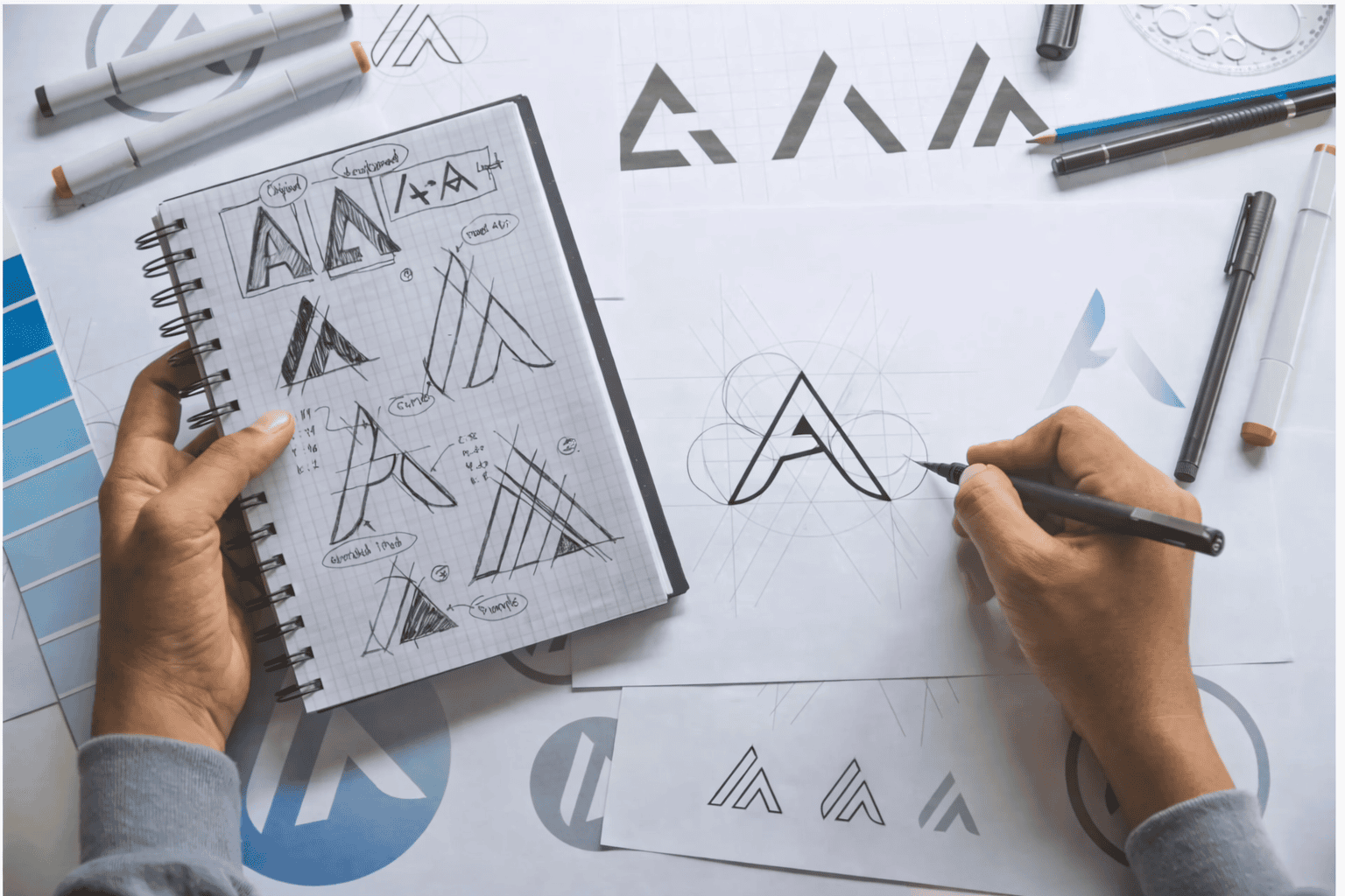 Création de logo sur papier avec croquis, recherches graphiques et dessin d’identité visuelle de marque