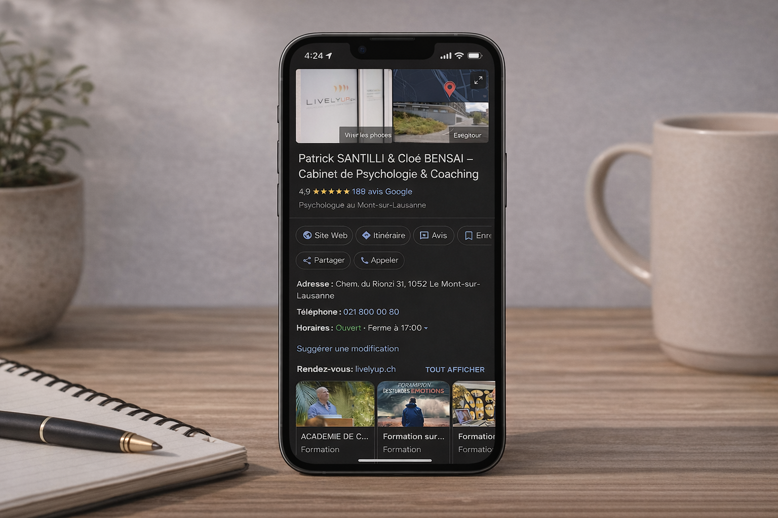 Smartphone affichant une fiche Google Business de cabinet de psychologie, informations locales et avis visibles sur bureau professionnel