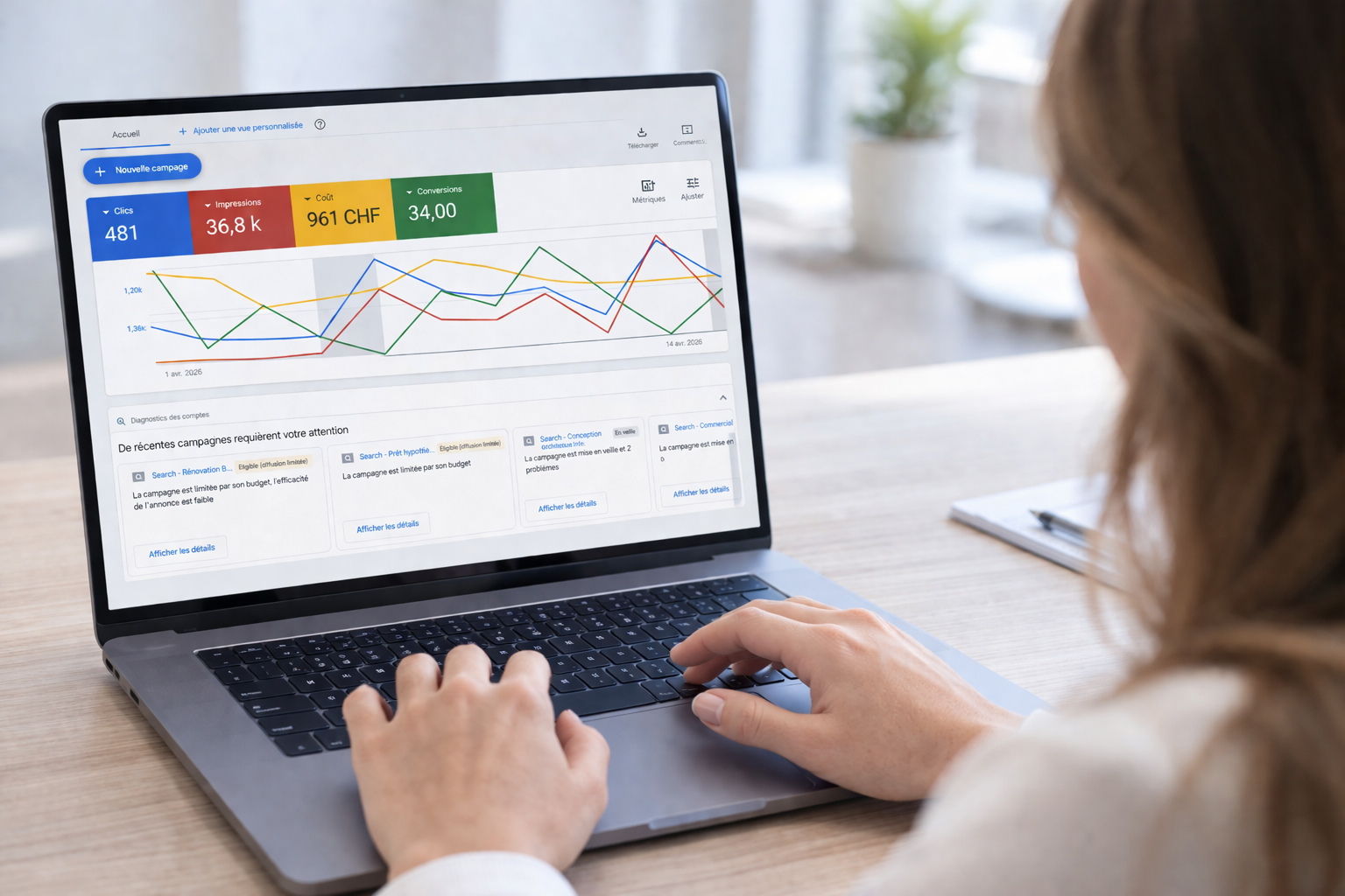 Analyse de campagnes Google Ads sur ordinateur portable, suivi des clics, impressions et conversions en temps réel
