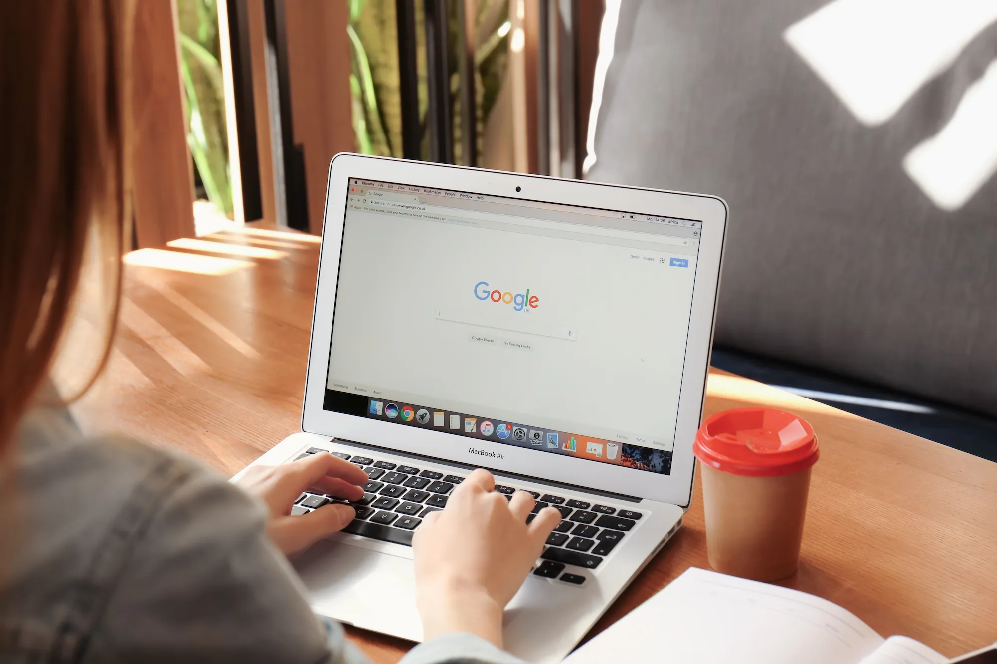 Femme qui fait une recherche sur Google