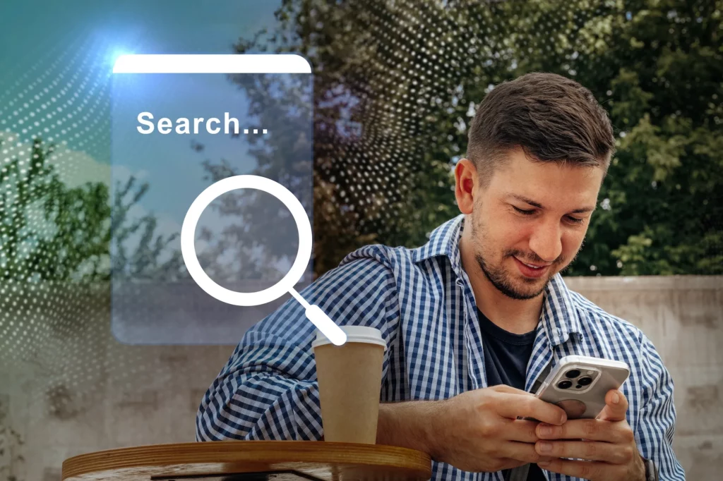 homme en train de faire une recherche sur Google