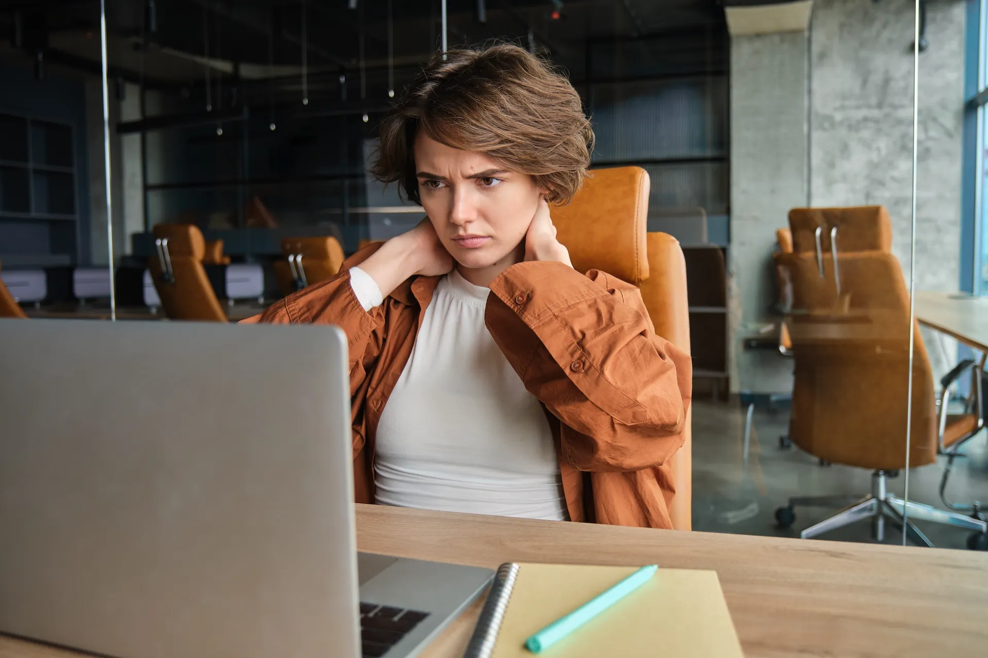 Personne frustrée par la lenteur d’un site web avant un changement d’hébergeur